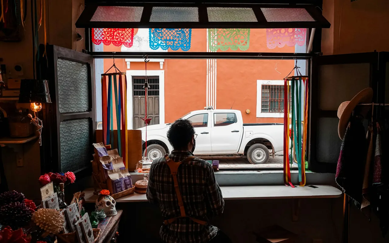 Pequeño negocio mexicano atendiendo desde su local